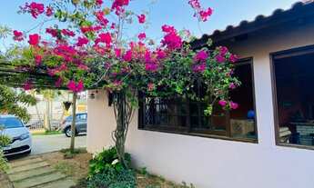 Imagem 4: Casa com 3 dormitórios e um amplo pátio com piscina