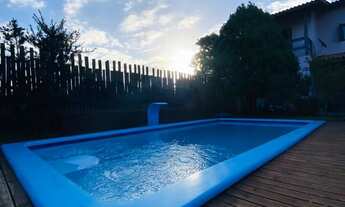 Imagem 6: Casa com 3 dormitórios e um amplo pátio com piscina