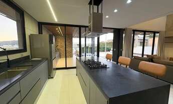 Imagem 7: Casa de alto padrão, nova e mobiliada com 4 suítes e Piscina suspensa em Alphavi