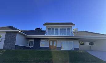 Imagem: Casa de esquina com amplo mezanino no Belle