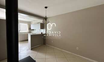 Imagem 4: Casa semi-mobiliada, com excelentes móveis sob medida de cor neutra. Possui 3 do