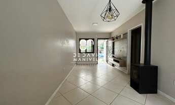 Imagem 2: Casa semi-mobiliada, com excelentes móveis sob medida de cor neutra. Possui 3 do