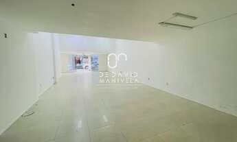 Imagem 3: Uma loja super localizada com uma fachada atrativa. Espaço bem amplo e iluminad