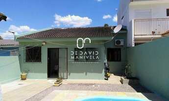 Imagem 7: Casa semi-mobiliada, com excelentes móveis sob medida de cor neutra. Possui 3 do