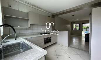 Imagem 5: Casa semi-mobiliada, com excelentes móveis sob medida de cor neutra. Possui 3 do