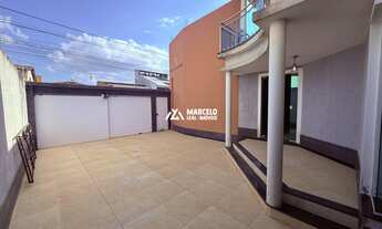 Imagem 2: Alugo casa de 5/4 sendo 02 suítes com 03 salas e 03 vagas de uso misto residenci