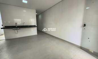 Imagem 2: Vendo casa com 2 quartos sendo 1 suíte, com vaga de garagem na Avenida principal