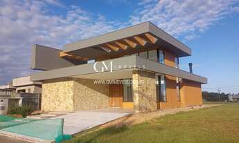 Imagem 3: Casa térrea com 3 suítes, persianas automatizadas e energia solar