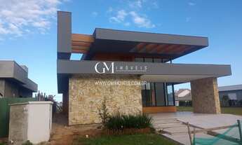 Imagem 2: Casa térrea com 3 suítes, persianas automatizadas e energia solar