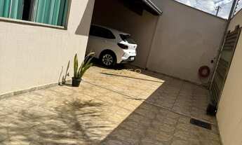 Imagem 2: Casa com piscina e planejados no Residencial Flamboyant