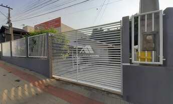 Imagem: CASA COM POSSÍVEL PONTO COMERCIAL