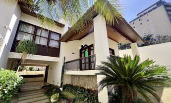 Imagem: Casa duplex espaçosa e elegante na região