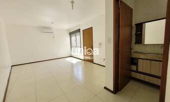 Imagem 3: Amplo kitnet central com banheiro social, cozinha e área de serviço separados. Ó