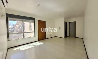 Imagem 2: Amplo kitnet central com banheiro social, cozinha e área de serviço separados. Ó