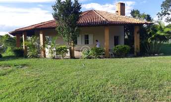 Imagem: Fazenda com Sede, Pastagens e Recursos Naturais