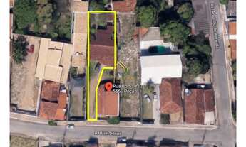 Imagem: Casa à Venda com Amplo Terreno no Bairro