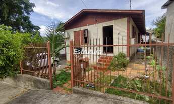 Imagem: Casa de madeira com terreno medindo 200
