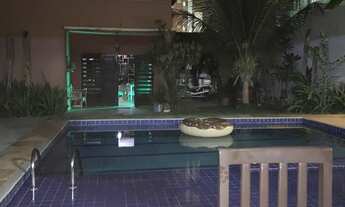 Imagem 2: Casa Solta à Venda no Calhau – 815m² com Piscina, Jacuzzi e Energia Solar