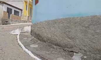 Imagem: Casa de esquina, no centro de de Mar Vermelho