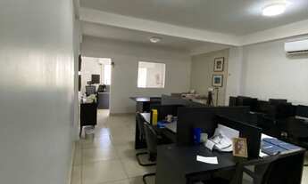 Imagem 4: Sala comercial para locação com ar-condicionado e móveis planejados