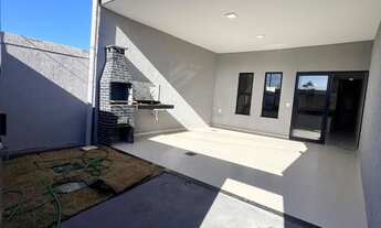 Imagem: Casa Nova com Pé Direito Alto no Residencial