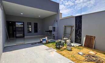 Imagem: Casa Nova com Pé Direito Alto no Residencial