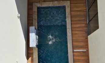 Imagem: Casa de alto padrão com piscina e varanda