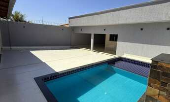 Imagem 3: Casa Alto Padrão com Piscina e Área Gourmet Completa