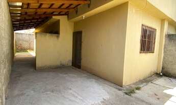 Imagem 2: Casa com 2 quartos e garagem para 2 carros em excelente localização