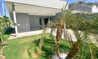 Imagem 2: Casa de Alto Padrão com 4 Suítes e Piscina – Bairro das Indústrias - com piscina