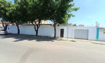 Imagem: CA2159) - Casa contendo 462,00m² bem localizada