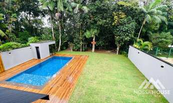 Imagem: Casa com 5 suítes e ampla área verde à