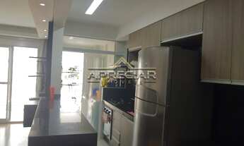 Imagem 7: Apartamento com dois dormitórios sendo 1 suíte com armários, cozinha planejada com cooktop