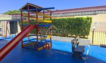 Imagem 3: Apartamento de 2 dormitórios com armários, cozinha com armários, Sala com varanda, sofá e