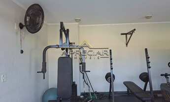 Imagem 7: Apartamento de 2 dormitórios com armários, cozinha com armários, Sala com varanda, sofá e