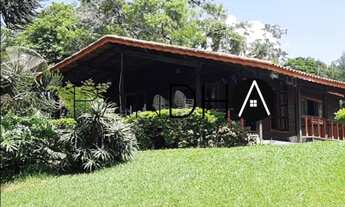 Imagem: Chácara com ampla área verde, lago e casa