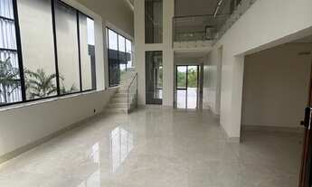 Imagem 3: ESPETACULAR CASA TRIPLEX A VENDA, COM FUNDO PARA A MATA NO CONDOMÍNIO DO LAGO