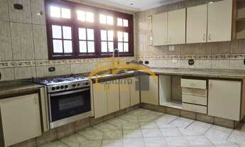 Imagem 4: Casa de Alto Padrão com Piscina e 4 Suítes no Condomínio Adalgisa - Osasco