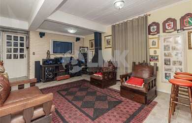 Imagem 2: Casa de 7 quartos com 4 vagas à venda no bairro Chácara das Pedras em Porto Alegre