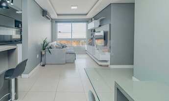 Imagem 2: Apartamento mobiliado de 3 quartos com 1 vaga de garagem à venda no bairro Sarandi em Port