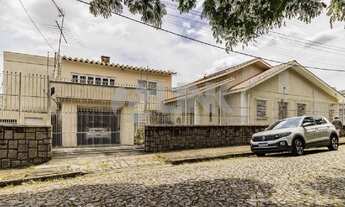 Imagem 1: Imperdível casa de 3 quartos com 2 suítes e 3 vagas à venda em Vila Ipiranga, Porto Alegre