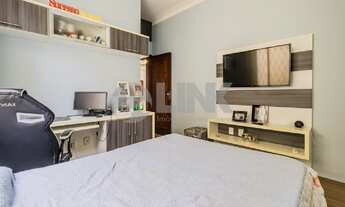 Imagem 2: Imperdível casa de 3 quartos com 2 suítes e 3 vagas à venda em Vila Ipiranga, Porto Alegre