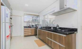 Imagem 7: Casa de 4 quartos com 3 suítes e 3 vagas à venda no bairro Vila Ipiranga em Porto Alegre