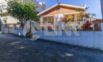 Imagem 2: Casa de 4 dormitórios sendo 1 suíte à venda com 4 vagas de garagem em Porto Alegre, no bai