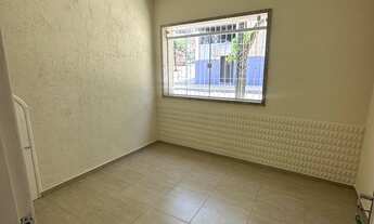 Imagem 3: Casa linear no primeiro pavimento composta de 3 quartos sendo uma suíte reformada piso em