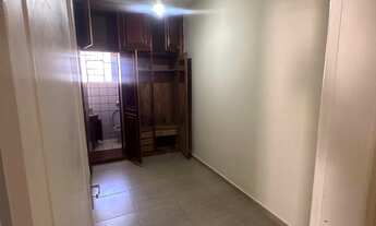 Imagem 4: Casa linear no primeiro pavimento composta de 3 quartos sendo uma suíte reformada piso em