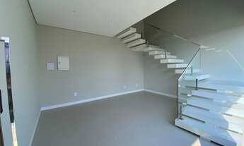 Imagem 4: Residência de Elegância Única: Casa Exclusiva no Alphaville com Design Sofisticado e Área