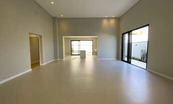 Imagem 7: Residência de Elegância Única: Casa Exclusiva no Alphaville com Design Sofisticado e Área