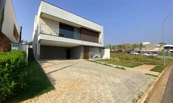 Imagem 3: Residência de Elegância Única: Casa Exclusiva no Alphaville com Design Sofisticado e Área