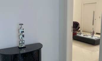 Imagem 6: Residência Exclusiva com Luxuoso Jardim e Ampla Área de Entretenimento no Condomínio Ibiti